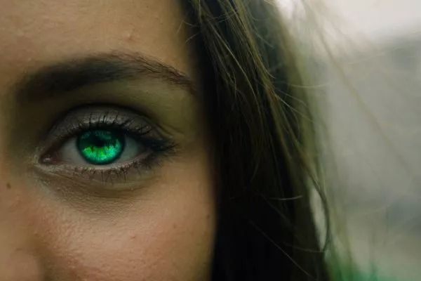 Cambiare colore degli occhi: ecco sin dove si può spingere la moda del ritocco 