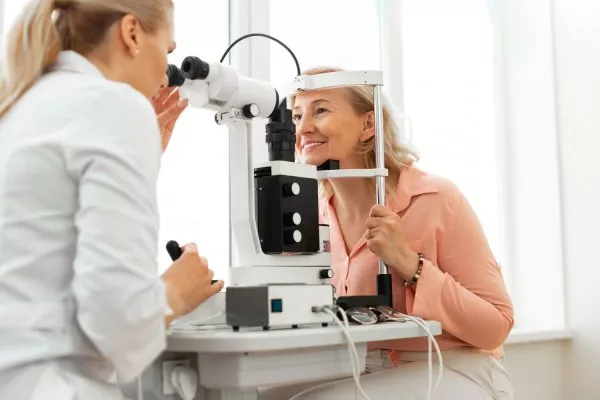Degenerazione maculare legata all’età: cause, sintomi e complicanze. Ecco come intervenire per tempo. Degenerazione maculare legata all’età: cause, sintomi e complicanze. Ecco come intervenire per tempo.