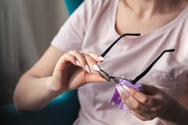 Pulizia degli occhiali: come farla nel modo corretto Pulizia degli occhiali: come farla nel modo corretto