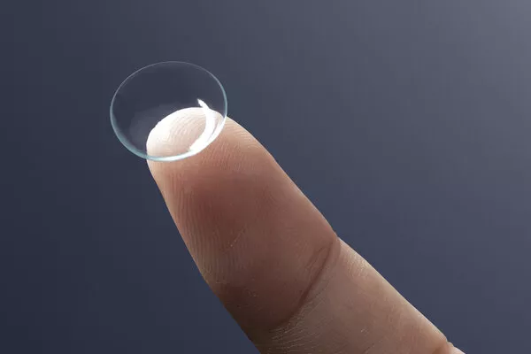 Smaltire lenti a contatto e occhiali: come fare Smaltire lenti a contatto e occhiali: come fare